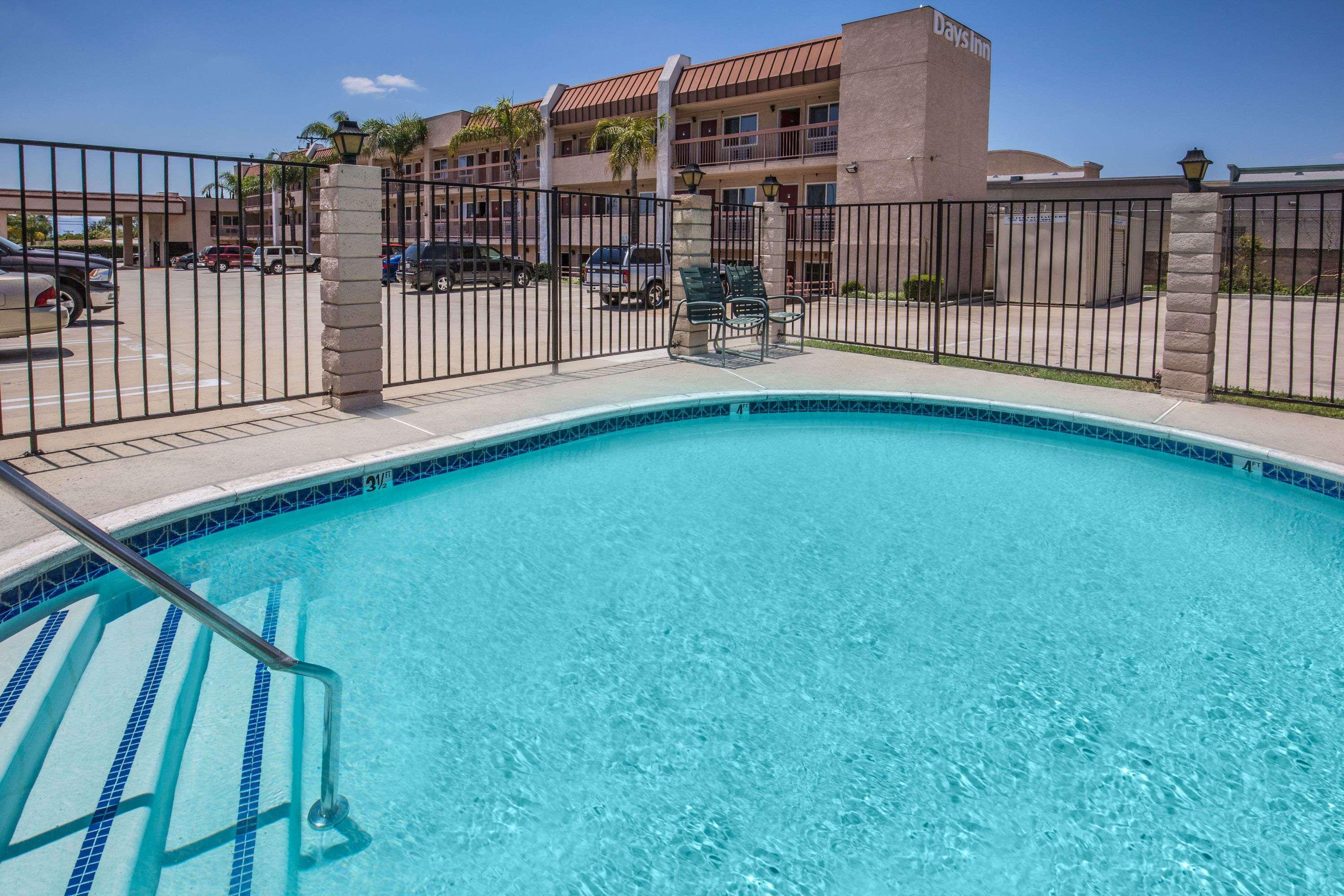 Days Inn By Wyndham Ontario Airport Exterior photo